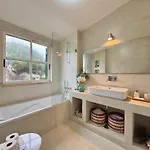 Amazing 2 With Pool By Homing Apartamento